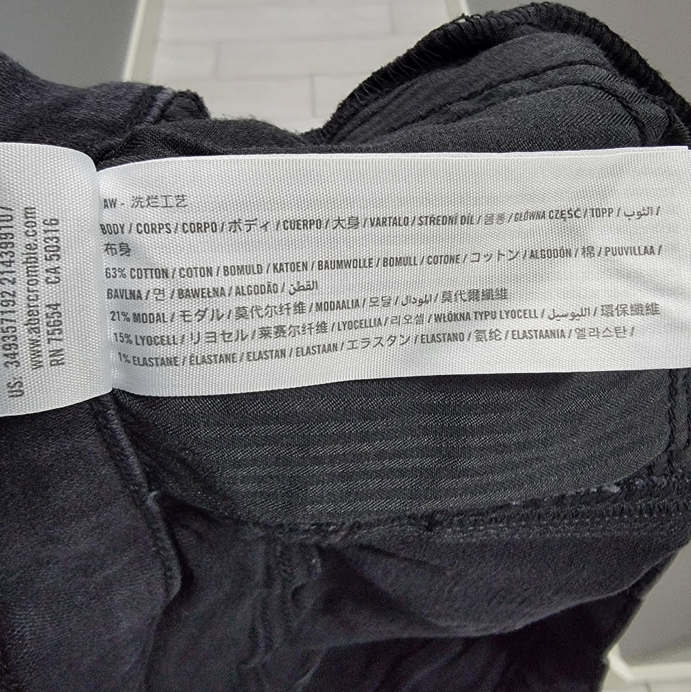 HOLLISTER Women's Black Mid-Rise Cotton Denim Shorts - Picture 6 of 6